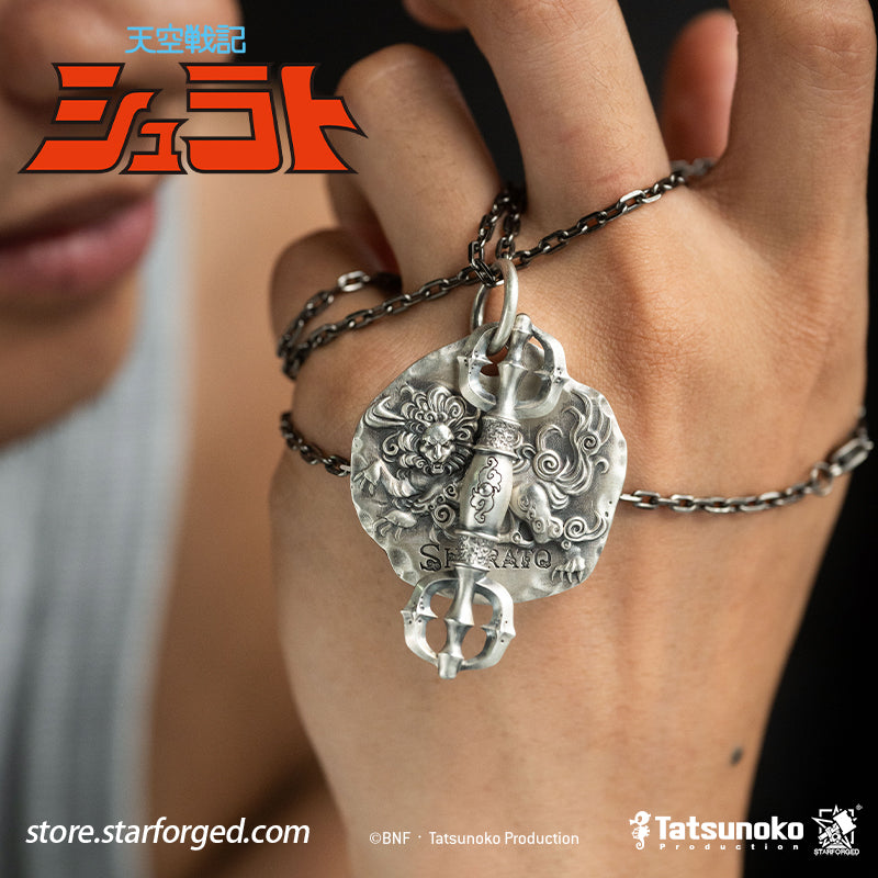 Starforged TenKuu Senki Shurato Shura King Themed Pendant Offical Licensed Anime Collectible Gift Inspired by the classic anime Legend of Heavenly Sphere Shurato, this white-copper pendant draws upon Shura-Oh Shurato Hidaka and distills the character’s youthful passion into his defining qualities: unwavering conviction, sincerity, and an ever-optimistic spirit. The result blends nostalgic sentiment with an aesthetic suited to everyday wear. 