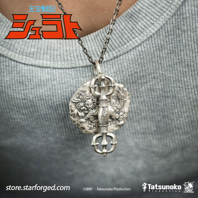Starforged TenKuu Senki Shurato Shura King Themed Pendant Offical Licensed Anime Collectible Gift Inspired by the classic anime Legend of Heavenly Sphere Shurato, this white-copper pendant draws upon Shura-Oh Shurato Hidaka and distills the character’s youthful passion into his defining qualities: unwavering conviction, sincerity, and an ever-optimistic spirit. The result blends nostalgic sentiment with an aesthetic suited to everyday wear. 