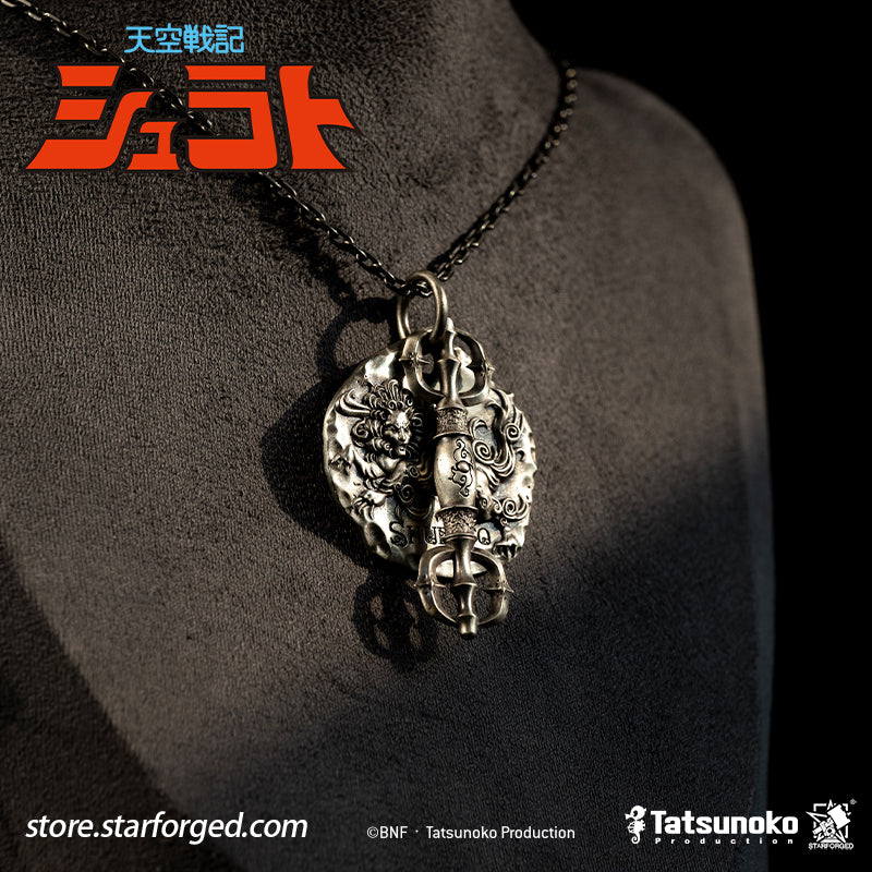 Starforged TenKuu Senki Shurato Shura King Themed Pendant Offical Licensed Anime Collectible Gift Inspired by the classic anime Legend of Heavenly Sphere Shurato, this white-copper pendant draws upon Shura-Oh Shurato Hidaka and distills the character’s youthful passion into his defining qualities: unwavering conviction, sincerity, and an ever-optimistic spirit. The result blends nostalgic sentiment with an aesthetic suited to everyday wear. 