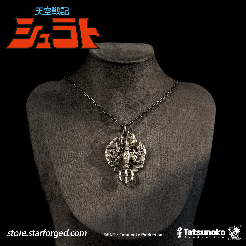 Starforged TenKuu Senki Shurato Shura King Themed Pendant Offical Licensed Anime Collectible Gift Inspired by the classic anime Legend of Heavenly Sphere Shurato, this white-copper pendant draws upon Shura-Oh Shurato Hidaka and distills the character’s youthful passion into his defining qualities: unwavering conviction, sincerity, and an ever-optimistic spirit. The result blends nostalgic sentiment with an aesthetic suited to everyday wear. 